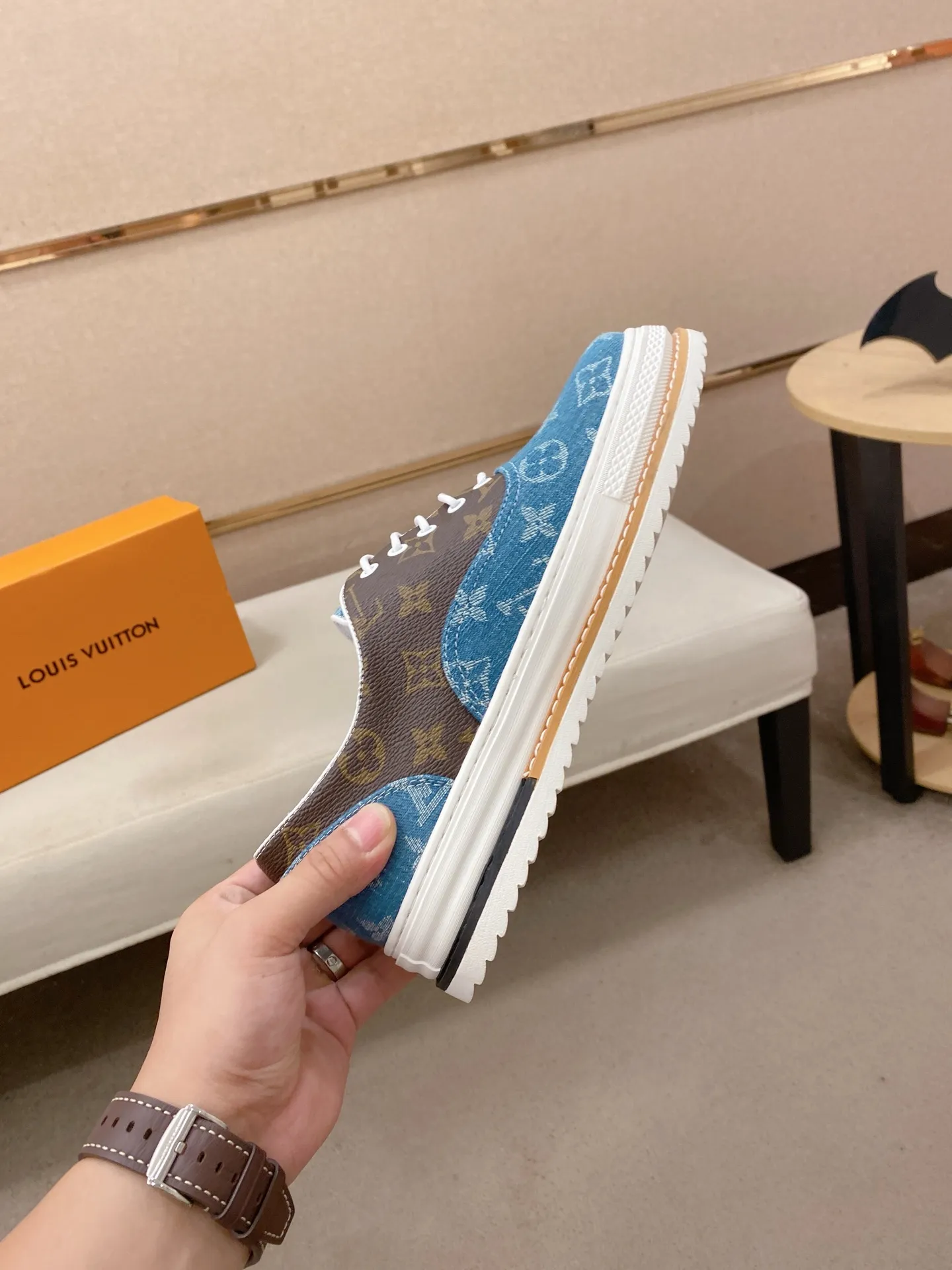 Men's shoes💰 420💰Louis Vuitton (Louis Vuitton/LV) top 🔍🔍 new models are on sale at the same time, the upper 🇮🇹 imported first-layer cowhide from Italy, fully imported sheepskin lining 💪💪, completely 1⃣️ to 1 ⃣️Re-engraved🇮🇹💪💪, ⚠Sole: The original sole is specially provided by the original factory, the exclusive movable molded sole is super comfortable, ⚠The original factory follows the order, 🔍🔍high quality, you can enter and exit the counter at will, welcome to compare⚠. Code number:38-44